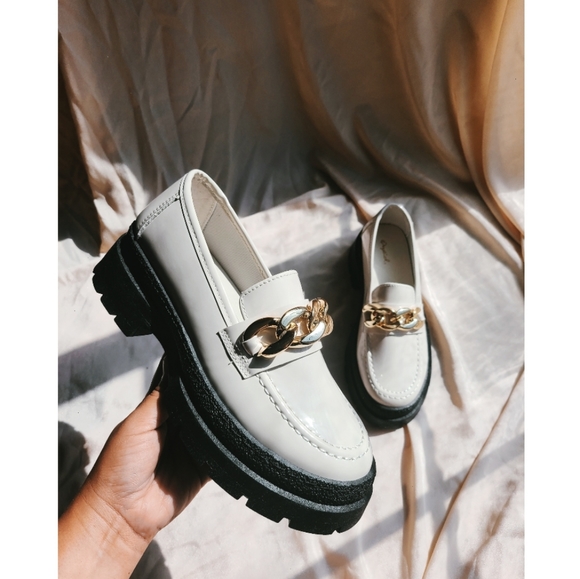 🚨ONLY A FEW PAIRS LEFT// Off white chain loafer - Picture 4 of 5